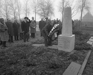 BE-0970 Sirjansland. Begraafplaats. Herdenking slachtoffers van de watersnoodramp en kranslegging.