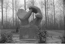 BE-0976 Ouwerkerk. Monument op de begraafplaats, ter herdenking van de Watersnoodramp 1953.