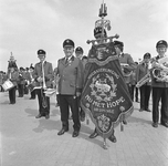 BE-1024 Bruinisse. Leden van het muziekkorps 'Nu met Hope' opgesteld op het havenplateau, muziekdag in 1984. Naast het ...