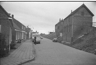 BE-1035 Bruinisse. Steinstraat met oude oesterpakhuizen. 1e rechts van Wout van den Berg (BRU 6), 2e rechts Johannes ...