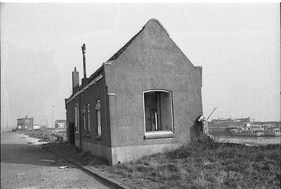 BE-1048 Bruinisse / Zijpe. Tramweghaven. Oud stationsgebouw van de R.T.M.