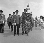 BE-1067 Bruinisse. Haven. Eilandelijke muziekdag met alle korpsen van Schouwen-Duiveland. Opstelling muziekkorps Nu met ...