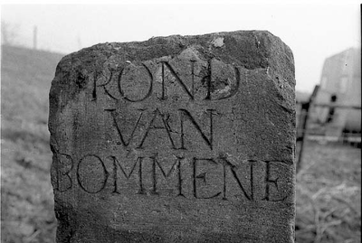 BE-1138 Zonnemaire. Locatie onbekend. 'Grond van Bommene'. Grenssteen waarmee grondeigenaren hun gebied markeren.