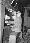 BE-1176 Zierikzee. Nieuwe Kerk. Organist Visser achter het orgel.