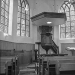 BE-1195 Oosterland. Interieur met preekstoel van de Nederlands Hervormde kerk.