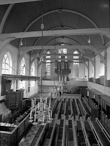 BE-1218 Zierikzee. Gasthuiskerk Havenplein. Interieur voor de restauratie van 1994. De glazen verlichting uit 1959 werd ...