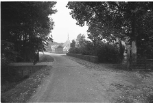 BE-1245 Kerkwerve. Oudeweg. Links het toegangshek tot de begraafplaats.