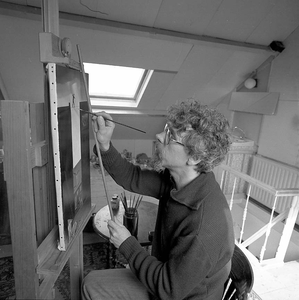 BE-1312 Dreischor. Zuidstraat. Kunstenaar Theo Voorzaat aan het werk in zijn atelier.