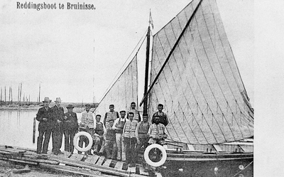 BE-1558 Bruinisse. De Reddingsboot Luctor et Emergo buiten de haven nabij de oesterloods van de firma D. van den Berg. ...