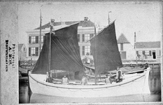 BE-1589 Brouwershaven. Haven Noordzijde. Zelfrichtende zeil/roeireddingboot Prins Hendrik (II), op dat moment ...