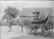 BE-1618 Kerkwerve. Heuvelsweg. J. v. Damme, zittend in zijn riemwagen op de boerderij. Op de achtergrond zijn ...