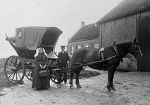 BE-1643 Kerkwerve. Heuvelsweg. Boerderij van Jan van Damme en zijn vrouw Keetje Graafeiland. Dit was de laatste boer op ...