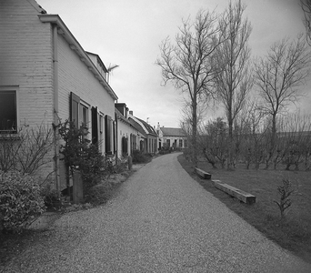 BE-1656 Burghsluis. Woningen onder aan de Oosterscheldedijk, vlak naast het haventje.