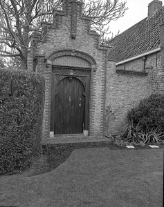 BE-1702 Haamstede Sluispad. Poortje van huize Het Anker. Voor 1900 een oude boerenwoning. Tot de tweede wereldoorlog ...