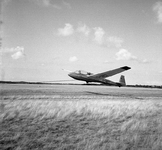 BE-1710 Nieuw-Haamstede. Zweefvliegtuig stijgt op vanaf het vliegveld in Nieuw-Haamstede. Het is een ASK-13 met een ...