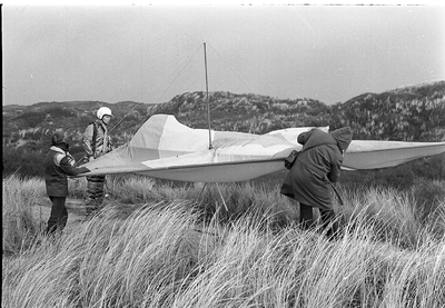BE-1726 Westerschouwen. De eerste kitevliegers in de duinen van Westerschouwen.