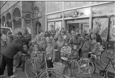 BE-1757 Zierikzee. Havenplein. Kinderen poseren voor de kruidenierswinkel van Albert Heijn, die vroeger was gevestigd ...
