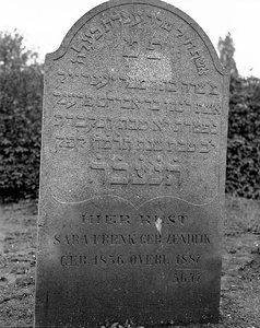 BE-1831 Zierikzee. Grafsteen op de Joodse begraafplaats, gelegen in de wijk Malta achter de voormalige Landbouwschool. ...