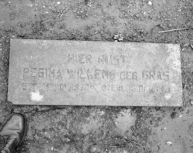 BE-1832 Zierikzee. Grafsteen op de Joodse begraafplaats, gelegen in de wijk Malta achter de voormalige Landbouwschool. ...