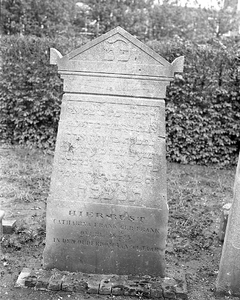 BE-1834 Zierikzee. Grafsteen op de Joodse begraafplaats, gelegen in de wijk Malta achter de voormalige Landbouwschool. ...