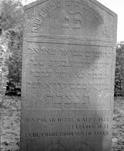 BE-1838 Zierikzee. Grafsteen op de Joodse begraafplaats, gelegen in de wijk Malta achter de voormalige Landbouwschool. ...