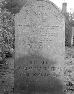 BE-1843 Zierikzee. Grafsteen op de Joodse begraafplaats, gelegen in de wijk Malta achter de voormalige Landbouwschool. ...