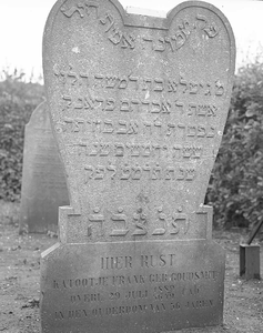 BE-1844 Zierikzee. Grafsteen op de Joodse begraafplaats, gelegen in de wijk Malta achter de voormalige Landbouwschool. ...