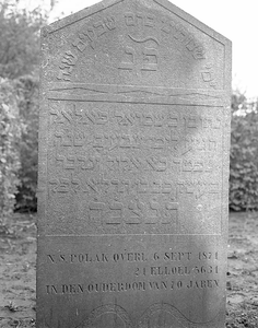 BE-1846 Zierikzee. Grafsteen op de Joodse begraafplaats, gelegen in de wijk Malta achter de voormalige Landbouwschool. ...