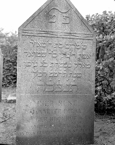 BE-1847 Zierikzee. Grafsteen op de Joodse begraafplaats, gelegen in de wijk Malta achter de voormalige Landbouwschool. ...