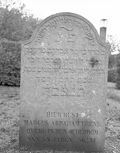 BE-1849 Zierikzee. Grafsteen op de Joodse begraafplaats, gelegen in de wijk Malta achter de voormalige Landbouwschool. ...