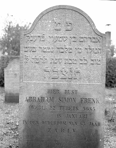 BE-1850 Zierikzee. Grafsteen op de Joodse begraafplaats, gelegen in de wijk Malta achter de voormalige Landbouwschool. ...