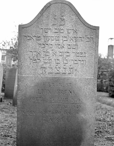 BE-1851 Zierikzee. Grafsteen op de Joodse begraafplaats, gelegen in de wijk Malta achter de voormalige Landbouwschool. ...