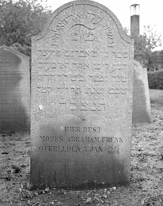 BE-1852 Zierikzee. Grafsteen op de Joodse begraafplaats, gelegen in de wijk Malta achter de voormalige Landbouwschool. ...