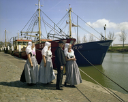 BE-1856B Zierikzee. Personeel van het hotel-restaurant 'Mondragon' aan de Zierikzeese Nieuwe Haven, uitgedost in ...