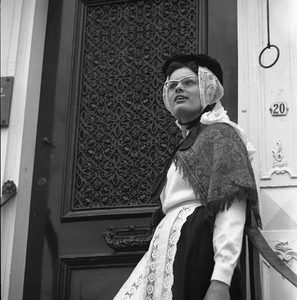 BE-1860 Zierikzee. Oude Haven. Juffrouw Van Leeuwen, gekleed in Schouwse streekdracht, poseert voor een woning aan de ...