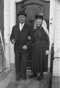 BE-1880 Brouwershaven. Noorddijkstraat. Het echtpaar De Jong in Schouwse streekdracht, 1e helft van de 20e eeuw. De ...