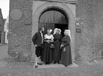 BE-1893 Zierikzee. Gat van West Noord Westen. Lutherse kerk. Leden van streekdrachtvereniging De Arke in verschillende ...