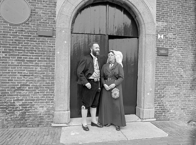 BE-1894 Zierikzee. Gat van West Noord Westen. Het echtpaar Ruud van der Bijl en Theuni van der Bijl-Pannekoek, in ...