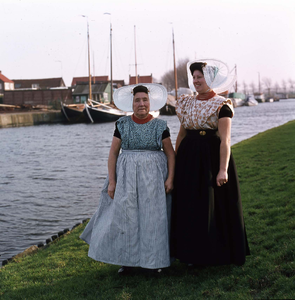 BE-1907 Locatie onbekend. Leden van streekdrachtvereniging. Vrouwen in de streekdracht van Arnemuiden. Ze dragen het ...
