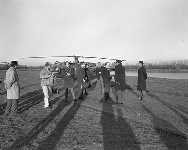 BE-1914 Ouwerkerk. Locatie onbekend. Z.K.H. Prins Bernhard landt per helikopter voor een werkbezoek.