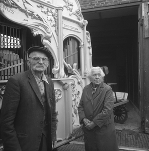 BE-2153 Zierikzee. Anneke en Cees Rossen, het echtpaar dat met hun orgel Neptunus door Zierikzee trok om de kost te ...