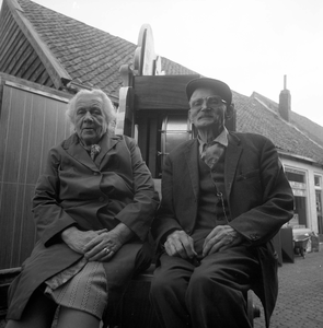 BE-2154 Zierikzee. Anneke en Cees Rossen, het echtpaar dat met hun orgel Neptunus door Zierikzee trok om de kost te ...