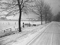 BE-2196 Kerkwerve. Heuvelsweg in de sneeuw met op de achtergrond het silhouet van Kerkwerve.