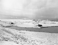 BE-2198 Zierikzee Winters polderlandschap, gefotografeerd vanaf het Bolwerk bij de Nieuwe Haven. Links de duiker onder ...