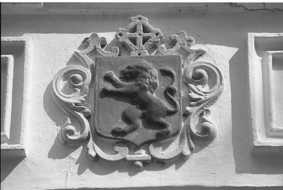 BE-2322 Zierikzee. Oude Haven 45. Gevelsteen boven de ramen op de begane grond, waarop het wapen van Zierikzee is afgebeeld.