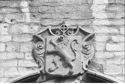 BE-2351 Zierikzee. Meelstraat 8, ingang stadhuis. Gevelsteen met het wapen van Zierikzee, aangebracht boven de centrale ...