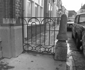 BE-2366 Zierikzee. Lange Nobelstraat 28. Stoephek gesteund door kolom.