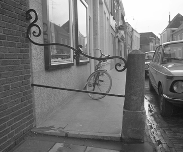 BE-2369 Zierikzee Lange Nobelstraat 41. Stoephek, gemarkeerd door een kolom.