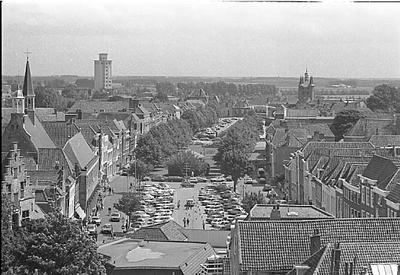 BE-2425 Zierikzee Gezicht vanaf de Stadhuistoren op het Havenplein, Havenpark en Oude Haven. Links de toren van de ...