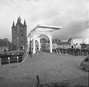 BE-2454 Zierikzee. Zuidhavenpoort met op de voorgrond de Zuidhavenpoortbrug over de Nieuwe Haven/Vissershaven.